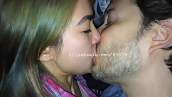 Passion Interraciale : Session De Baiser Intense D'Un Couple De 18 Ans