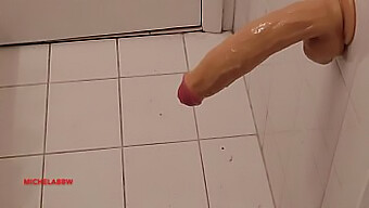 Une Grosse Bite Se Masturbe Dans La Salle De Bain Avec Un Gode