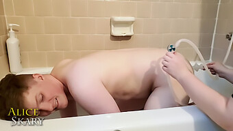 Soumise Adore Jouer Avec Son Sexe Anal Sous La Douche