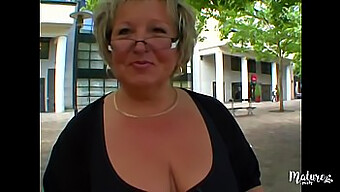 Se Carole Mays Store Pupper Sprette I Denne Hete Milf-Videoen